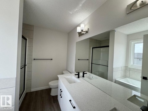 Upper 319 33 Avenue, Edmonton, AB - Indoor Photo Showing Bathroom