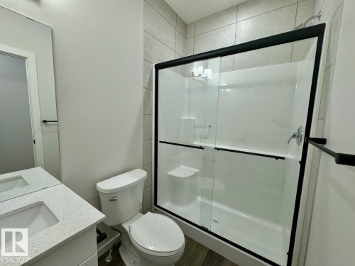 Upper 319 33 Avenue, Edmonton, AB - Indoor Photo Showing Bathroom