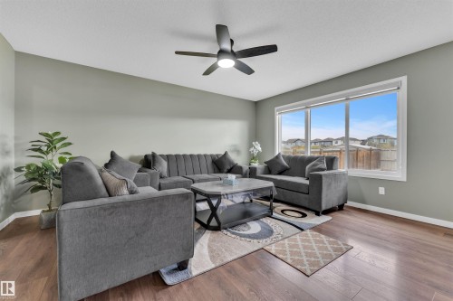 1651 28 Street, Edmonton, AB - Indoor Photo Showing Living Room