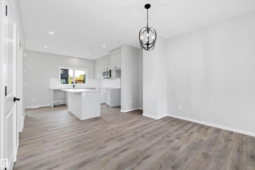 5723 Hawthorn Common, Edmonton, AB - Indoor Photo Showing Kitchen