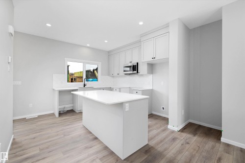 5723 Hawthorn Common, Edmonton, AB - Indoor Photo Showing Kitchen