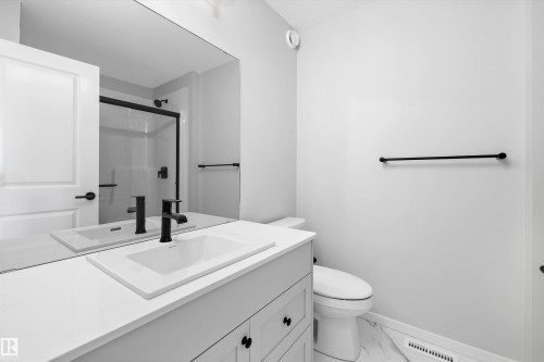 5723 Hawthorn Common, Edmonton, AB - Indoor Photo Showing Bathroom