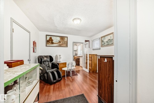 10931 98 Street, Edmonton, AB - Indoor