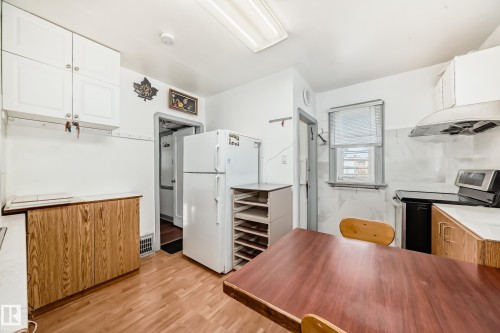 10931 98 Street, Edmonton, AB - Indoor Photo Showing Other Room