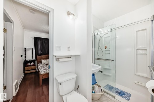 10931 98 Street, Edmonton, AB - Indoor Photo Showing Bathroom