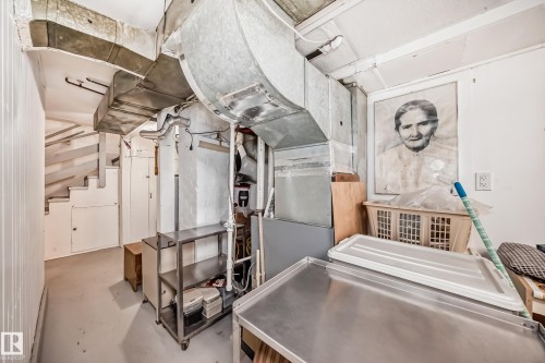 10931 98 Street, Edmonton, AB - Indoor Photo Showing Laundry Room