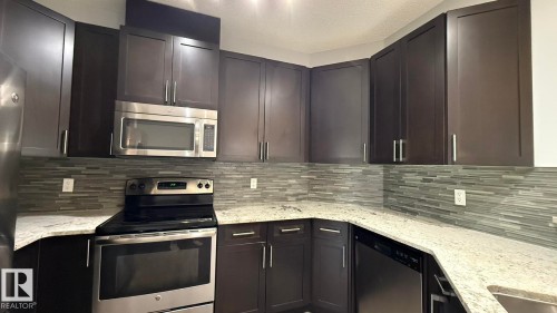 7185 Cardinal Way, Edmonton, AB - Indoor Photo Showing Kitchen With Upgraded Kitchen