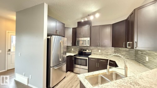 7185 Cardinal Way, Edmonton, AB - Indoor Photo Showing Kitchen With Upgraded Kitchen