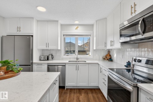 2465 Austin Crescent, Edmonton, AB - Indoor Photo Showing Kitchen With Stainless Steel Kitchen With Double Sink With Upgraded Kitchen
