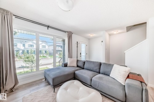 5043 Kinney Link, Edmonton, AB - Indoor Photo Showing Living Room