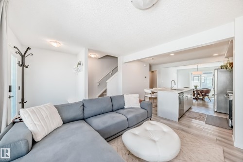 5043 Kinney Link, Edmonton, AB - Indoor Photo Showing Living Room