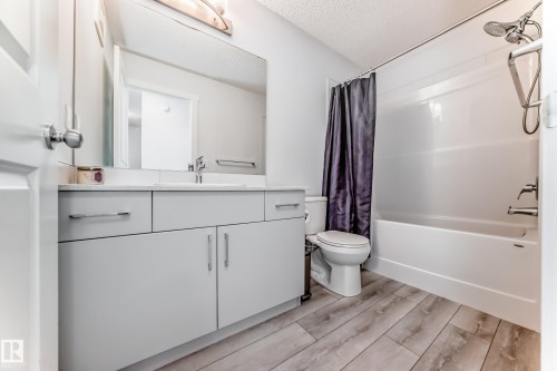 5043 Kinney Link, Edmonton, AB - Indoor Photo Showing Bathroom