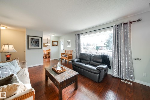 16524 78 Avenue, Edmonton, AB - Indoor Photo Showing Living Room