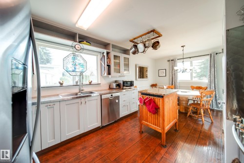 16524 78 Avenue, Edmonton, AB - Indoor Photo Showing Kitchen With Double Sink