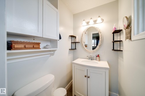 16524 78 Avenue, Edmonton, AB - Indoor Photo Showing Bathroom