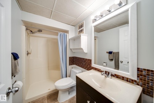 16524 78 Avenue, Edmonton, AB - Indoor Photo Showing Bathroom