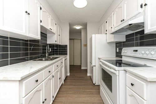 204 14004 26 Street, Edmonton, AB - Indoor Photo Showing Kitchen