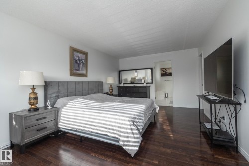 12 Elsinore Place, Edmonton, AB - Indoor Photo Showing Bedroom