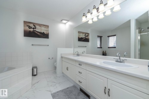 12 Elsinore Place, Edmonton, AB - Indoor Photo Showing Bathroom