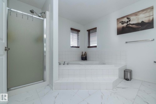 12 Elsinore Place, Edmonton, AB - Indoor Photo Showing Bathroom