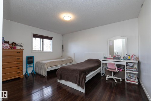 12 Elsinore Place, Edmonton, AB - Indoor Photo Showing Bedroom