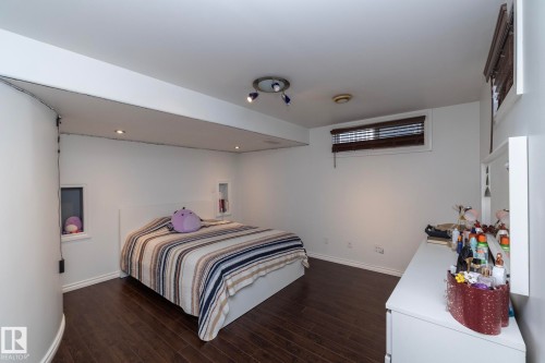 12 Elsinore Place, Edmonton, AB - Indoor Photo Showing Bedroom