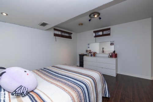 12 Elsinore Place, Edmonton, AB - Indoor Photo Showing Bedroom