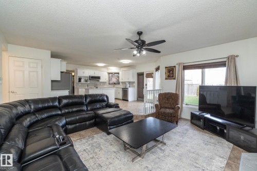 12 Elsinore Place, Edmonton, AB - Indoor Photo Showing Living Room