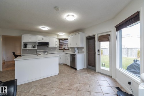 12 Elsinore Place, Edmonton, AB - Indoor Photo Showing Kitchen