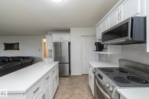 12 Elsinore Place, Edmonton, AB - Indoor Photo Showing Kitchen