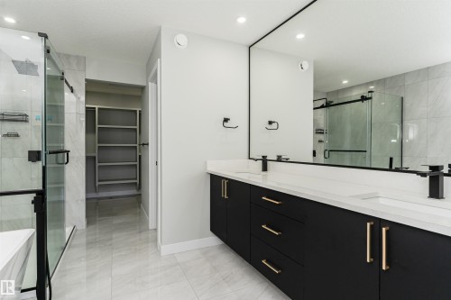 5386 Kimball Place Sw, Edmonton, AB - Indoor Photo Showing Bathroom