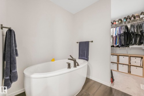 488 38A Street, Edmonton, AB - Indoor Photo Showing Bathroom