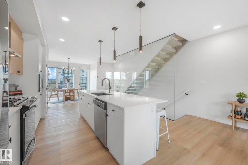488 38A Street, Edmonton, AB - Indoor Photo Showing Kitchen With Upgraded Kitchen