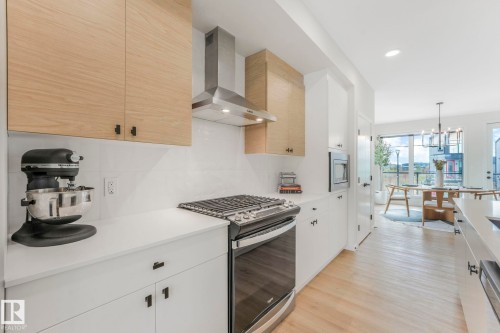 488 38A Street, Edmonton, AB - Indoor Photo Showing Kitchen With Upgraded Kitchen