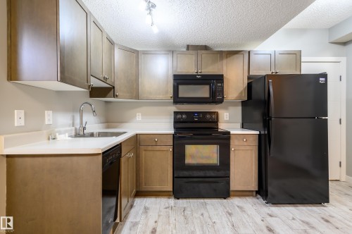 7298 Edgemont Way, Edmonton, AB - Indoor Photo Showing Kitchen