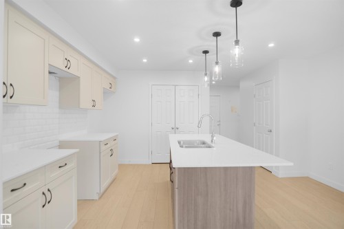 1535 208 Street, Edmonton, AB - Indoor Photo Showing Kitchen With Upgraded Kitchen