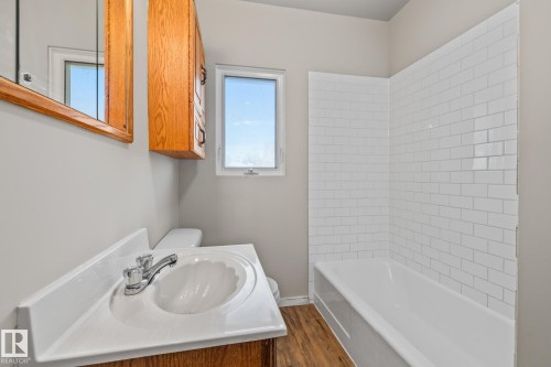 10818 38 Street, Edmonton, AB - Indoor Photo Showing Bathroom