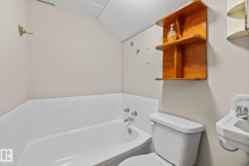 10818 38 Street, Edmonton, AB - Indoor Photo Showing Bathroom