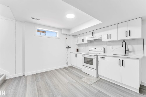 10751 164 Street, Edmonton, AB - Indoor Photo Showing Kitchen
