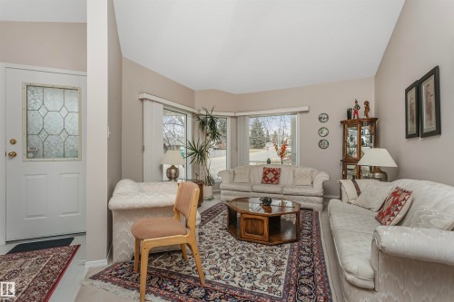 701 Revell Crescent, Edmonton, AB - Indoor Photo Showing Living Room