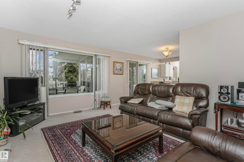 701 Revell Crescent, Edmonton, AB - Indoor Photo Showing Living Room