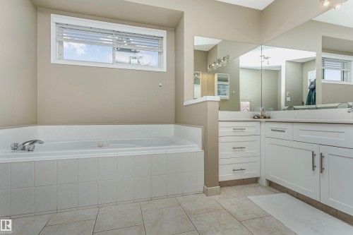 701 Revell Crescent, Edmonton, AB - Indoor Photo Showing Bathroom