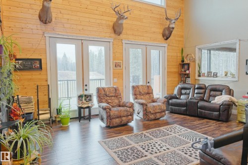 620081 Rge Rd 62, Rural Woodlands County, AB - Indoor Photo Showing Living Room