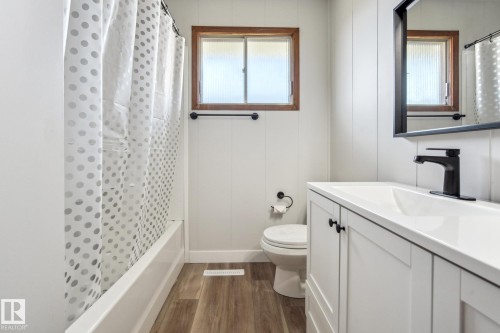 6007 95 Avenue, Edmonton, AB - Indoor Photo Showing Bathroom