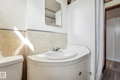 6007 95 Avenue, Edmonton, AB - Indoor Photo Showing Bathroom