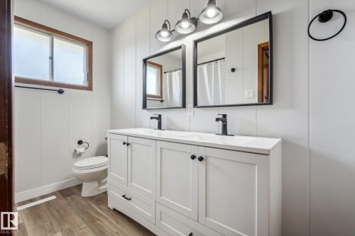 6007 95 Avenue, Edmonton, AB - Indoor Photo Showing Bathroom