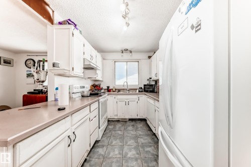 5144 37 Avenue, Edmonton, AB - Indoor Photo Showing Kitchen
