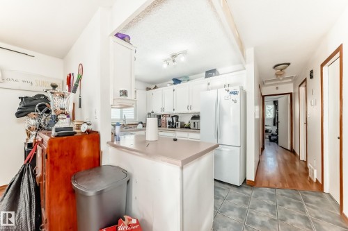 5144 37 Avenue, Edmonton, AB - Indoor Photo Showing Kitchen