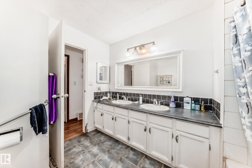 5144 37 Avenue, Edmonton, AB - Indoor Photo Showing Bathroom