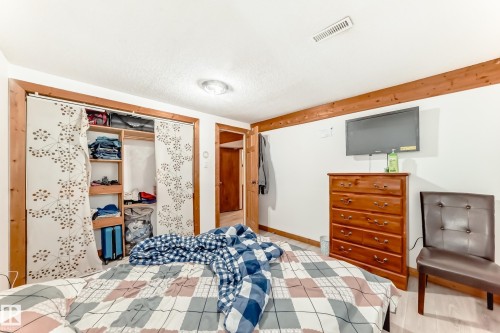 5144 37 Avenue, Edmonton, AB - Indoor Photo Showing Bedroom